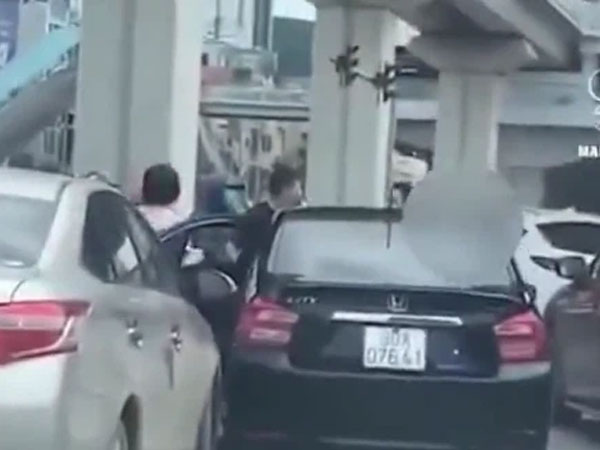 Hà Nội: Va chạm giao thông, 2 tài xế đứng đánh nhau tơi bời giữa ngã tư
