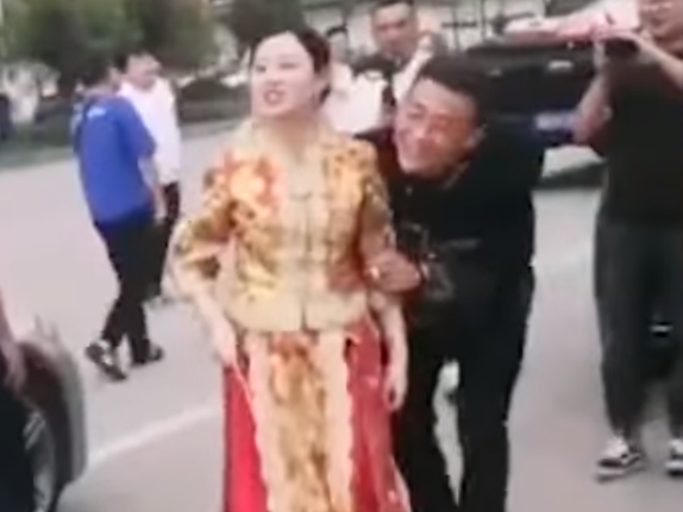 'Nóc nhà' chất lượng cao: Cô dâu cầm que dằn mặt hội bạn ngay trong ngày cưới vì dám đùa dai chồng mình