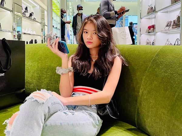 Rich kid nhà Trương Ngọc Ánh vừa sang Mỹ  đã check-in ngay ở store đồ hiệu, khoe visual 13 tuổi ngất trời