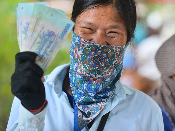 Ảnh: Niềm vui của những công nhân thu gom rác đầu tiên được trả nợ lương
