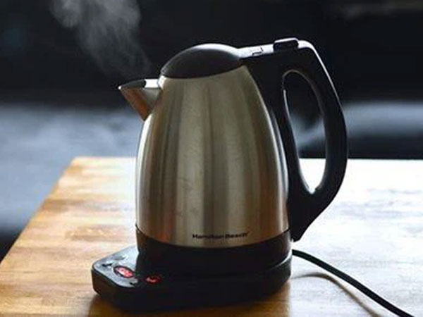 Thương tâm: Cắm nước bằng ấm siêu tốc để tắm cho con, người mẹ bị điện giật tử vong