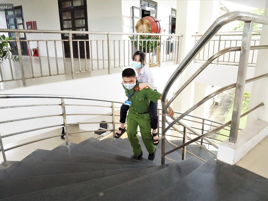 'Rụng tim' hình ảnh chiến sĩ công an cõng thí sinh vào phòng làm thủ tục thi