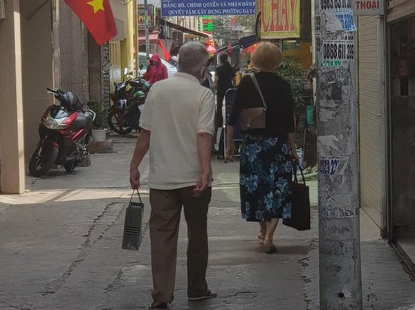 Người đàn ông bị chê 'không bao giờ cãi thắng vợ' và lời đáp trả cực thâm thúy
