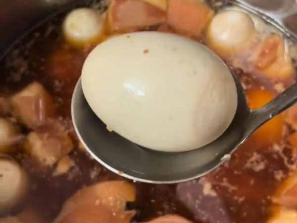Nhờ con dâu nấu giúp nồi thịt kho hột vịt, mẹ chồng 'tá hỏa' khi phát hiện ra thứ này trong nồi
