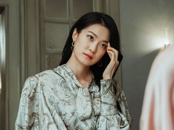 Nhà có khách mà mẹ chồng cứ chọc đũa ngoáy bát canh, tôi ghé tai góp ý thì bà chửi ầm lên