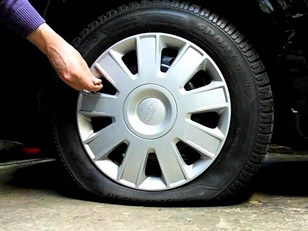 Nguyên nhân khiến lốp ô tô bị nổ khi đi trên cao tốc