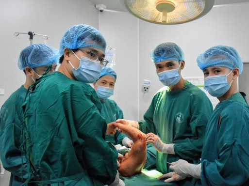 Ký ức kinh hoàng của người phụ nữ 58 tuổi về giây phút cánh tay bị máy cưa cắt rời