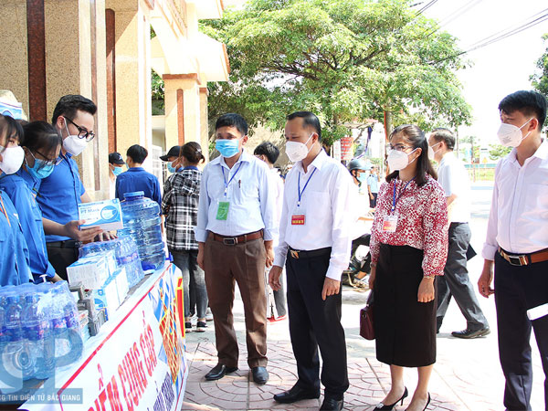 Bắc Giang dừng một điểm thi tốt nghiệp THPT vì phát hiện có thí sinh nghi mắc Covid-19