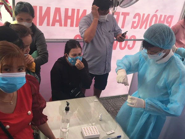 Test nhanh lấy giấy 'thông hành', 5 người ở Bình Dương phát hiện dương tính