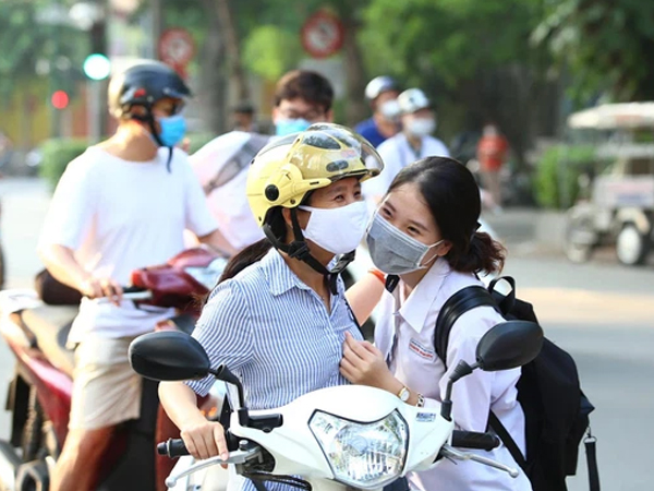 Ngày thi đầu tiên Kỳ thi tốt nghiệp THPT 2021: Những cái ôm được trao qua lớp khẩu trang, điểm thi không đông nghịt người như mọi năm