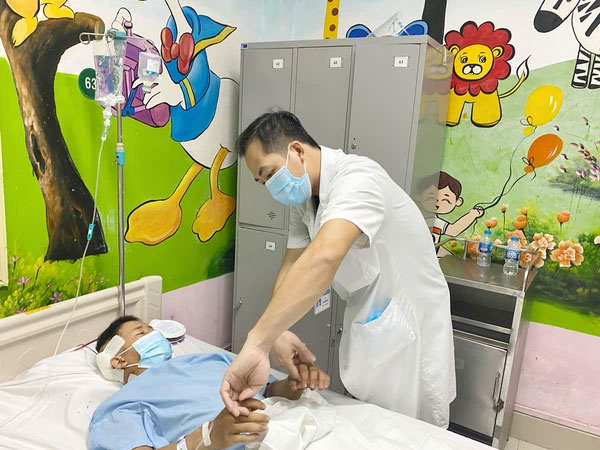Ngã từ tầng 5 vào cột sắt bê tông, thanh niên 18 tuổi bị thanh sắt đâm xuyên thấu từ cổ qua não