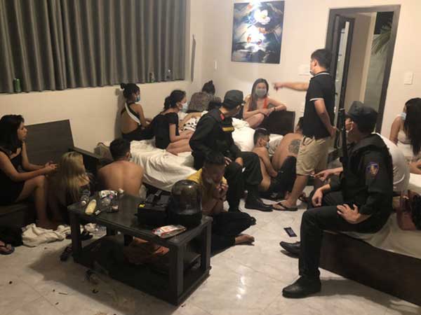 89 thanh niên thuê resort để chơi ma túy