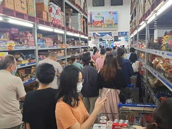Người dân TP HCM lại đổ đến siêu thị, cửa hàng mua gom thực phẩm