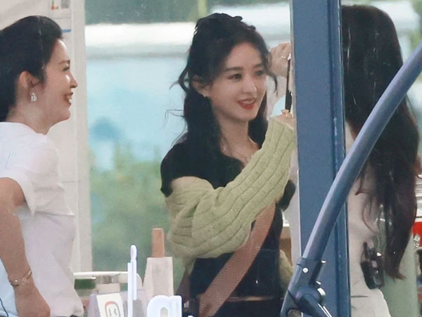 Cuối cùng nụ cười đã trở lại với Triệu Lệ Dĩnh sau bao drama, visual 'lên hương' thế này có phải là do tái hợp chồng cũ?