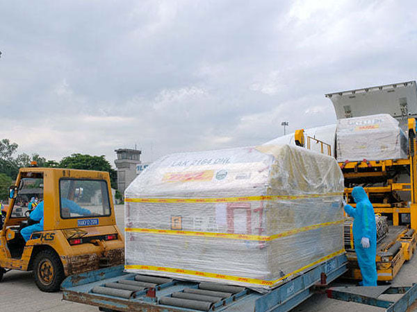 Hơn 97.000 liều vắc xin Pfizer đã về tới Việt Nam