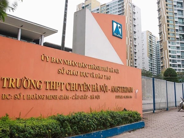 Thứ trưởng Bộ GD-ĐT thông tin về cơ hội thi đợt 2 của nam sinh đi muộn