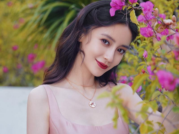 Angelababy khoe nhan sắc ngọt ngào trong show diễn Haute Couture đẳng cấp của Dior