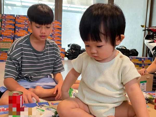 Dạy con khéo như vợ chồng đại gia Cường Đô La, ái nữ và quý tử còn bé đã được làm nghĩa cử cao đẹp này!