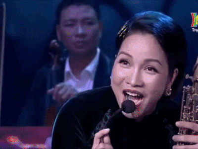 Đang hát trên sóng trực tiếp thì bị tắt tiếng đến 2 phút, diva Mỹ Linh... giật luôn mic của saxophone để hát và cái kết kinh ngạc!