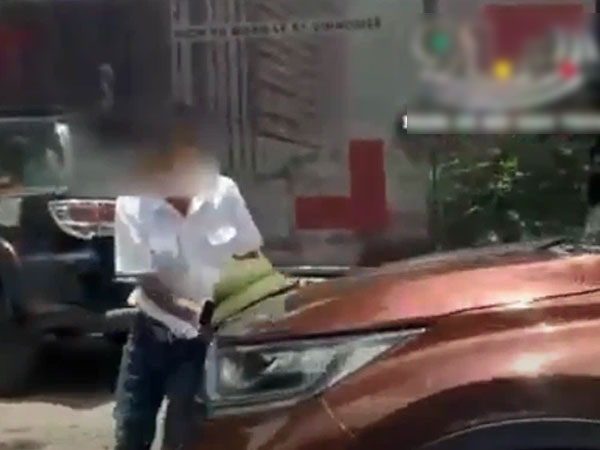 Tranh cãi tiền gửi xe, tài xế nhấn ga bỏ đi mặc người trông xe nhảy lên nắp capo, gây náo loạn đường phố Hà Nội