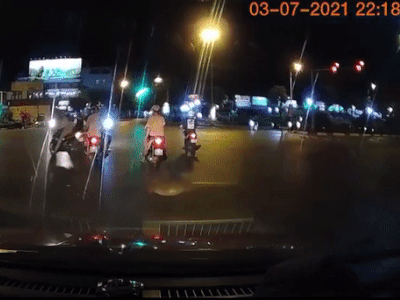 Ô tô vượt đèn đỏ húc tung xe máy, hành động sau đó càng gây bức xúc hơn
