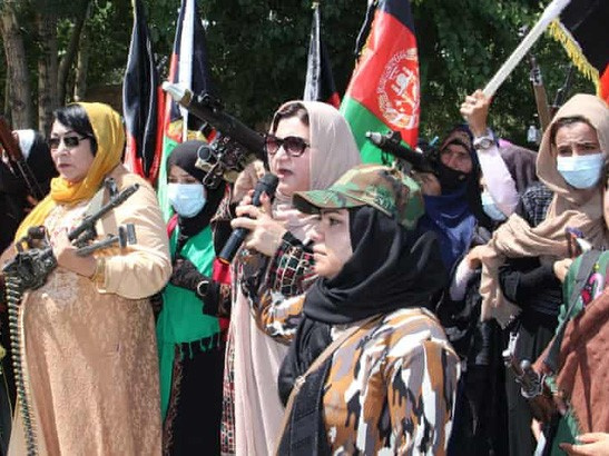 Phụ nữ Afghanistan cầm súng thách thức Taliban