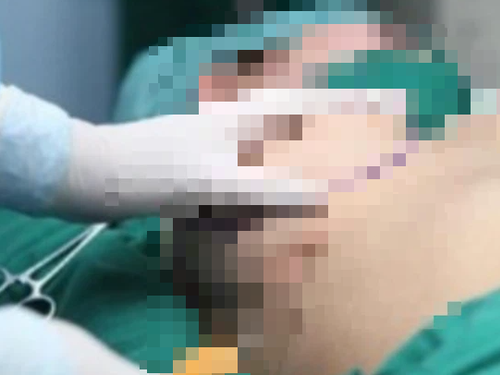 Vụ chở thi thể cô gái nâng ngực đến trại hòm nhờ mai táng: Bác sĩ thẩm mĩ xưng là nhà từ thiện, nhờ khâm liệm với giá 20 triệu đồng