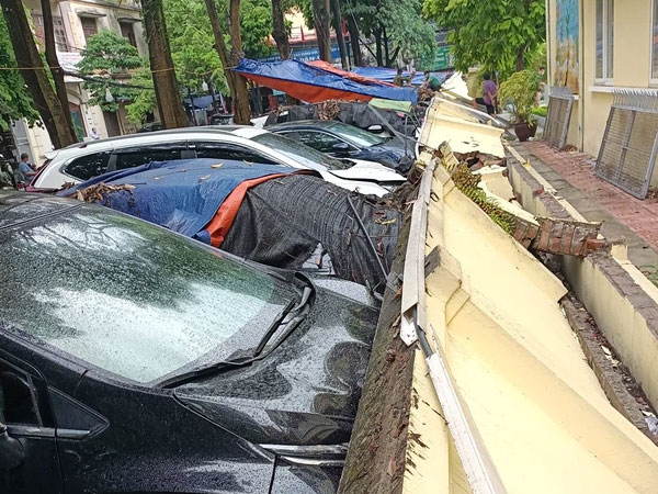 Hà Nội: Bức tường dài hàng chục mét bất ngờ đổ sập, đè 13 ô tô hư hỏng