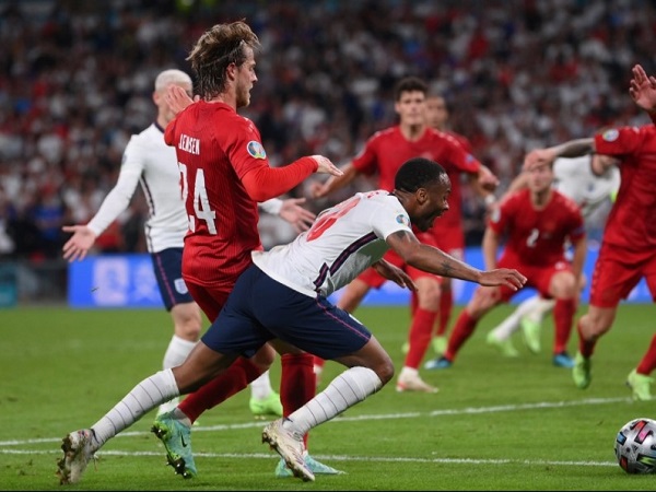 Sterling bị lăng mạ, phân biệt chủng tộc vì pha ngã dẫn đến quả penalty