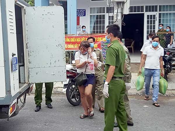 Giật cầu vai, cắn chảy máu Cảnh sát để... thông chốt phòng dịch