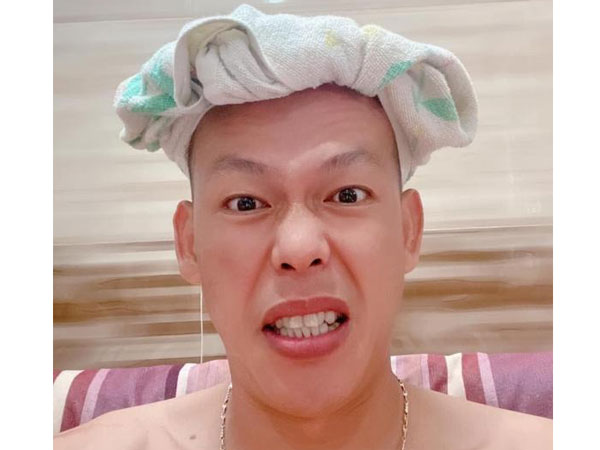 Thủ môn Bùi Tấn Trường khoe mái tóc vợ cắt, ai ngờ bị Quế Ngọc Hải phũ phàng: 'Anh bị sét đánh à'