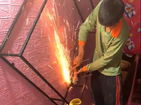 'Chia tay đòi quà' phiên bản cạn tình, cạn cả nghĩa: Chồng lên tận cửa hàng bán quần áo của vợ để tháo cửa kéo đem về