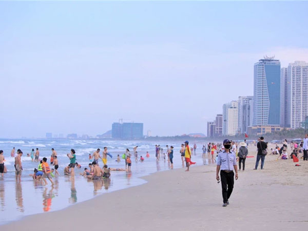 Đà Nẵng cho người dân tắm biển và vui chơi thể thao ngoài trời trở lại