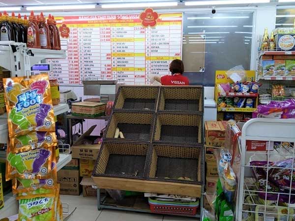 Sáng đầu tiên áp Chỉ thị 16 ở Sài Gòn: Hàng chưa kịp về, giá rau vẫn cao