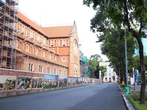TP.HCM ngày đầu giãn cách theo chỉ thị 16: Nơi vắng vẻ, nơi đông đúc, dân vẫn tập thể dục, chụp hình