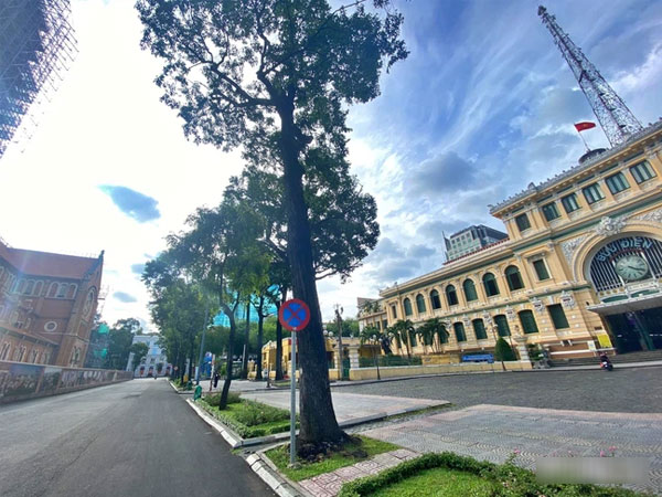 TP.HCM vắng... như mùng 1 Tết trong ngày đầu giãn cách