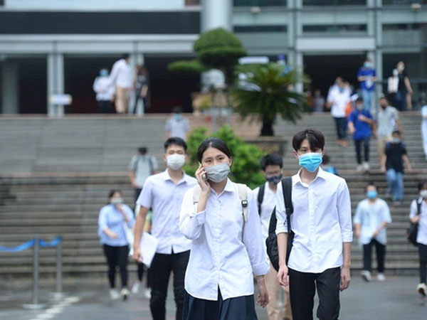 Nam sinh đi muộn không được vào thi tốt nghiệp THPT gào khóc trước cổng: 'Do em mải ôn thi nên ngủ quên'