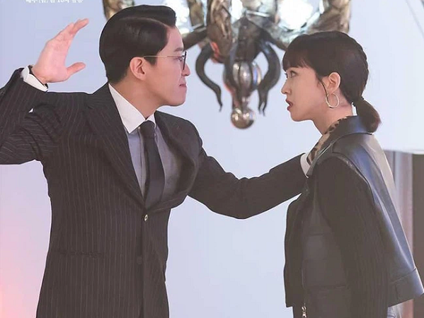 Penthouse 3 tập 6: Seok Kyung tức giận vì bị bố lợi dụng lừa gạt, Ju Dan Tae ủ mưu giết con gái sau khi chiếm hết tài sản thừa kế