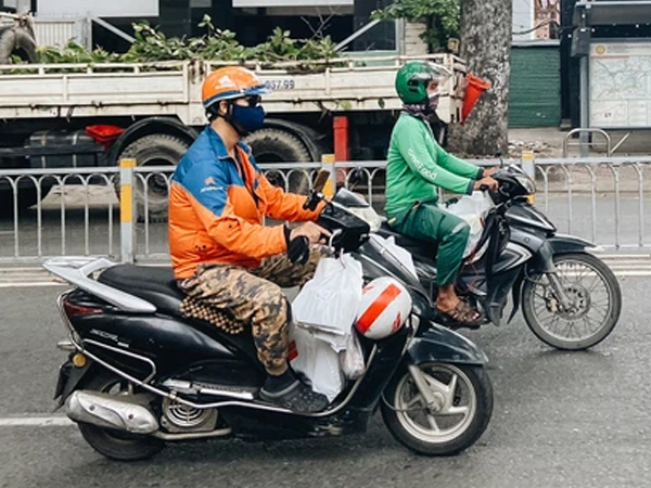 Ngày đầu cách ly ở Sài Gòn, ra đường chỉ thấy shipper: Vẫn miệt mài giao hàng đến những khu phong tỏa cho người dân