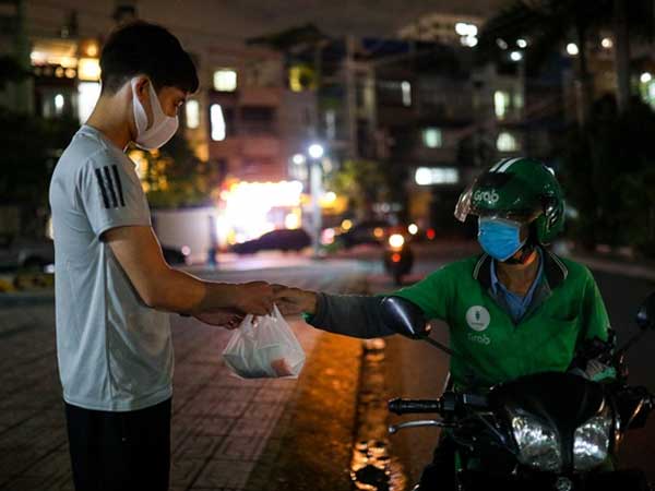 TP.HCM ra công văn khẩn sau khi cấm bán thức ăn mang về