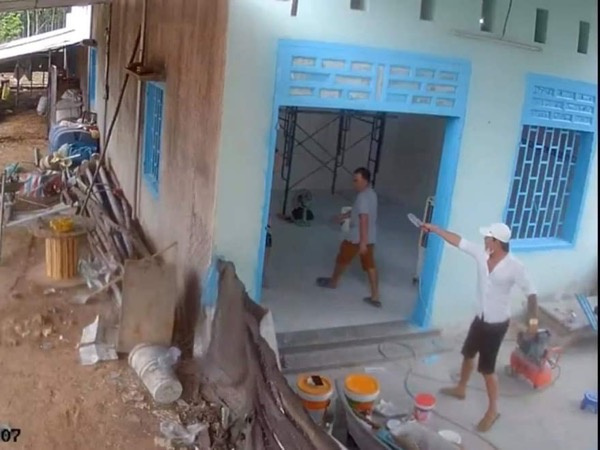 Tranh giành chó nuôi, cả nhóm xông vào khu vực phong tỏa chém người