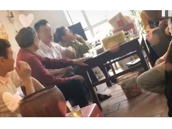 Nghe nói con dâu tương lai không làm được bài thi tốt nghiệp THPT, nhà trai lập tức sang xin cưới luôn cho cô dâu đỡ áp lực thi cử