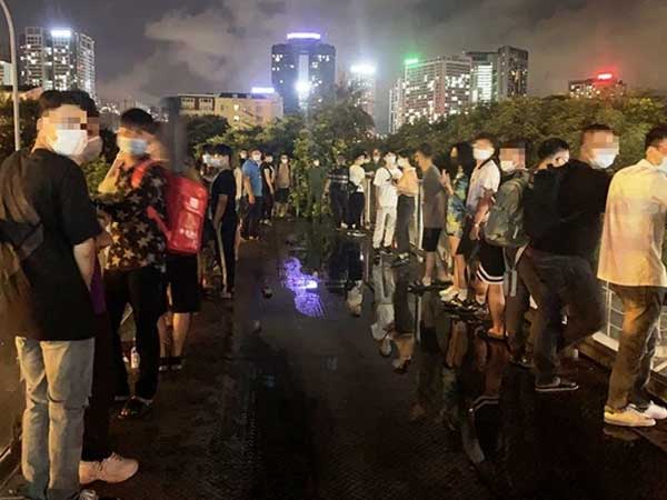 Hà Nội: Hơn 50 sinh viên tụ tập trên cầu vượt bị đưa về công an phường trong đêm