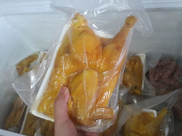 Vừa chặt con gà ủ muối được đồn thổi 'siêu ngon', cô gái hoang mang lên mạng hỏi: Sao nó 'máu me' như còn sống thế này?