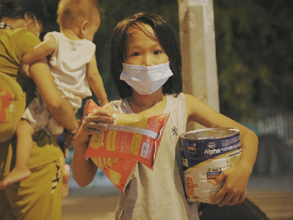 Người vô gia cư lay lắt trong đêm đầu Sài Gòn giãn cách: 'Con không có nhà, tối con ra Cầu Mống mà ngủ'