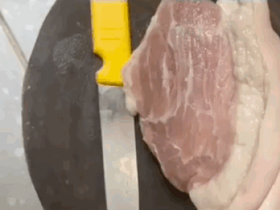 Clip: Cận cảnh miếng thịt heo 'trộm long tráo phụng', bên ngoài ngon lành - bên trong cắt ra chỉ muốn ngã quỵ xỉu ngay tại chợ!