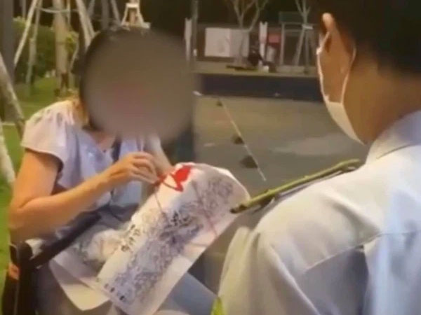Ngồi thêu trong công viên mà không đeo khẩu trang, người phụ nữ cãi cùn: Nhà tôi ở trái đất, tôi thích hít khí trời