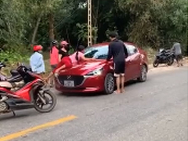 Vụ vợ nằm trên nắp capo đánh ghen, chồng chở bồ nhí phóng như bay: Về nhà tiếp tục đánh vợ nhập viện, bắt lên mạng xã hội xin lỗi bồ
