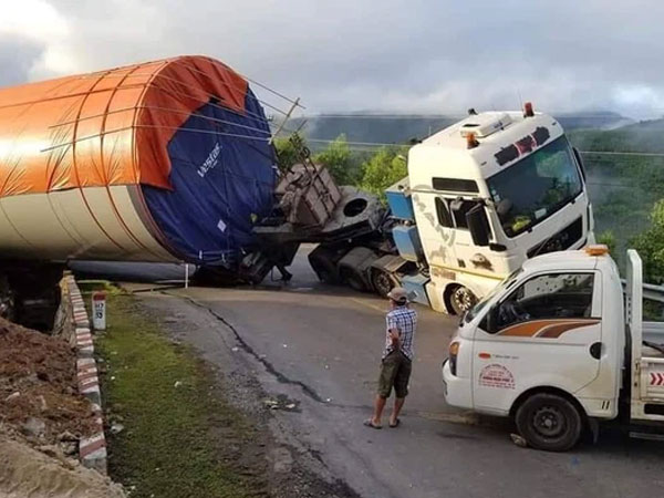 Xe chở trụ điện gió 'khủng' lật nghiêng chắn ngang Quốc lộ 26