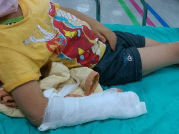 Bé gái 5 tuổi bị bố giẫm vỡ bụng, nụ cười hả hê của người mẹ tại bệnh viện tố cáo vụ bạo hành kinh hoàng